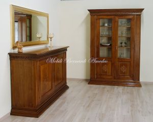 Credenza e vetrina stile classico in noce massiccio con ante intarsiate